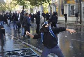 Ulice Tirane kao bojno polje: Demonstranti kamenjem gađali policiju, privedeno 500 osoba