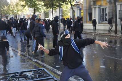 Ulice Tirane kao bojno polje: Demonstranti kamenjem gađali policiju, privedeno 500 osoba