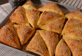 (VIDEO) Vikend doručak koji svi vole: Ukusni trouglići sa sirom od gotovih kora