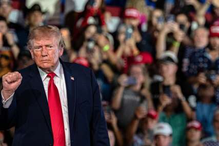 Trump držao govor i pokazao prema tankeru: "U njemu je milion barela nafte!" (VIDEO)
