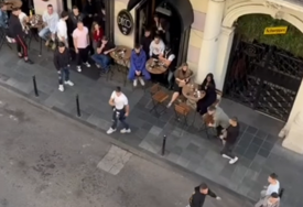 Tuča u centru Sarajeva: Letile stolice i flaše! (VIDEO)
