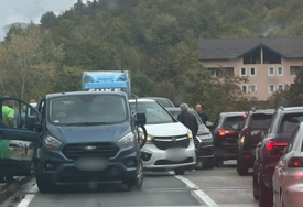 Zbog lančanog sudara obustavljen saobraćaj na cesti Konjic - Jablanica