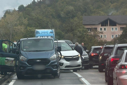 Zbog lančanog sudara obustavljen saobraćaj na cesti Konjic - Jablanica