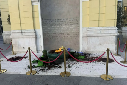 Nepoznate osobe uništile prostor oko Vječne vatre u centru Sarajeva