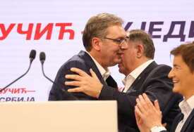 (VIDEO, FOTO) “Mile, nemoj plakati” Dodik i Vučić završili u pjesmi, mimovima i zajedničkom nastupu, a Brnabićeva ih bodri iz žirija 