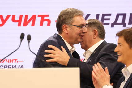 (VIDEO, FOTO) “Mile, nemoj plakati” Dodik i Vučić završili u pjesmi, mimovima i zajedničkom nastupu, a Brnabićeva ih bodri iz žirija 