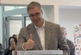 Vučić glasao nakon dva sata čekanja u redu (VIDEO)