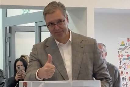 Vučić glasao nakon dva sata čekanja u redu (VIDEO)