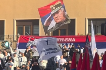Veličanje ratnog zločinca: Zastave s likom Ratka Mladića na Vučićevom skupu u Novom Sadu