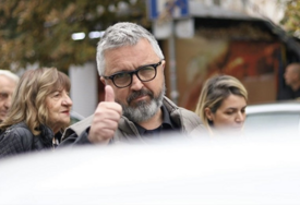 (VIDEO) Građanin imitirao konja dok je Vučićević čekao na glasanje: "Nii-haa, nii-haa"