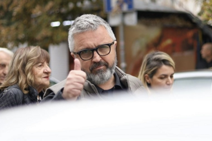 (VIDEO) Građanin imitirao konja dok je Vučićević čekao na glasanje: "Nii-haa, nii-haa"