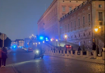 (VIDEO) Drama u centru Stockholma: Policija pucala na naoružanog muškarca