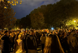 Zagrepčani se oprostili od Gorana Bareta, pjevali njegove pjesme i zapalili baklje