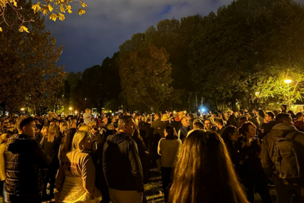 Zagrepčani se oprostili od Gorana Bareta, pjevali njegove pjesme i zapalili baklje